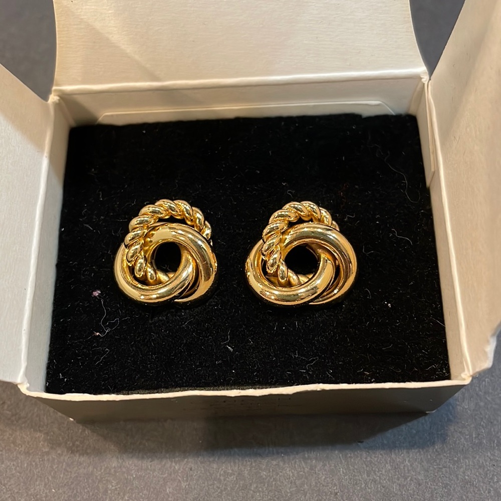 NIB Avon Tube Knot Earrings Medium